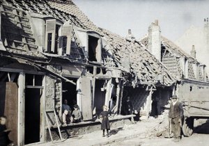 Megsérült épületek a szeptember 10-i és 11-i robbantás után Rosendaël városában Dunkerque közelében, Nord-Pas-de-Calais régióban, Franciaországban, 1917. szeptember 11. (autokróm)